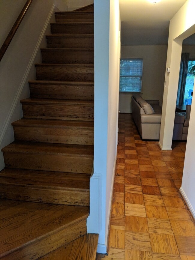 Building Photo - Regent Square Townhouse, Rockville MD