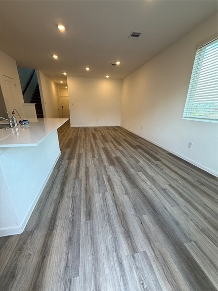 Building Photo - 807 Jubilee Dr