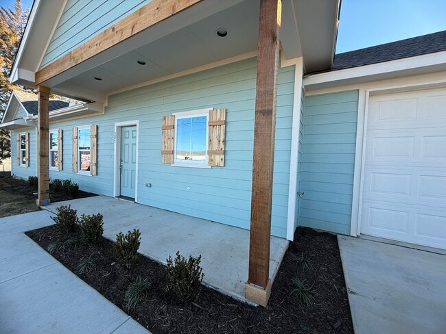 Building Photo - 207 Railroad Ave