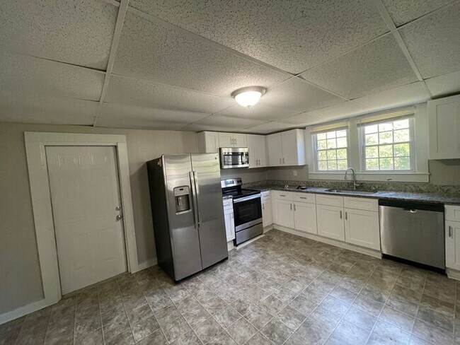 Foto del edificio - 4 bedroom 2 bath house