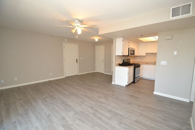 Foto del edificio - 2 Bedroom 2 Bath Condo on 9th East!!!