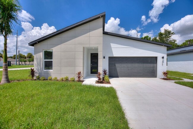 Building Photo - 300 Royal Palm Wy