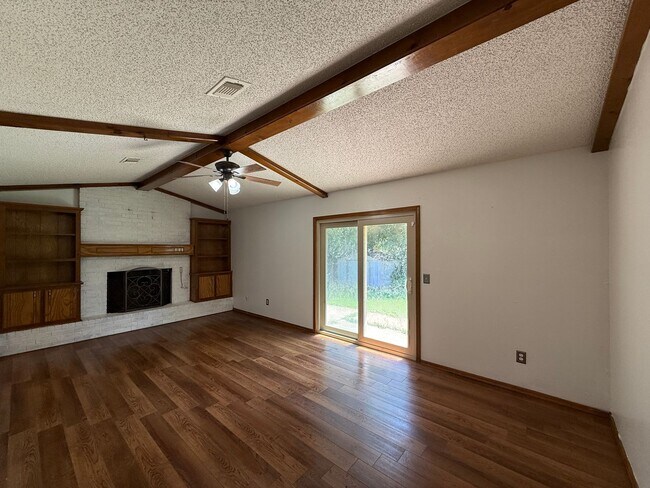 Foto del edificio - Available and Showing Now! 18-Month Lease Option!! ***SPECIAL $500 OFF 1ST FULL MONTH'S RENT *** ...