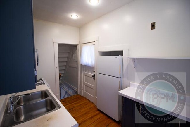 Building Photo - Cozy renovated 2 bedroom 1 bath in the hea...