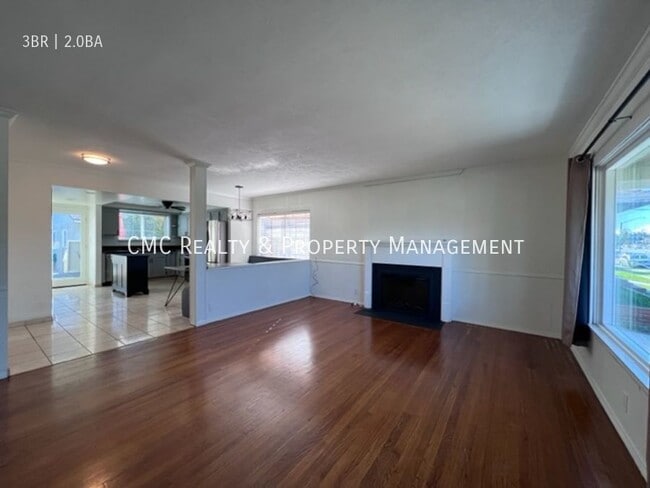 Building Photo - 3 bedrooms, 2 baths plus a bonus room with...