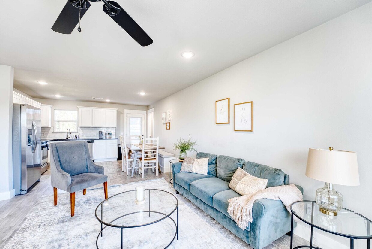 Primary Photo - 214 NW L St