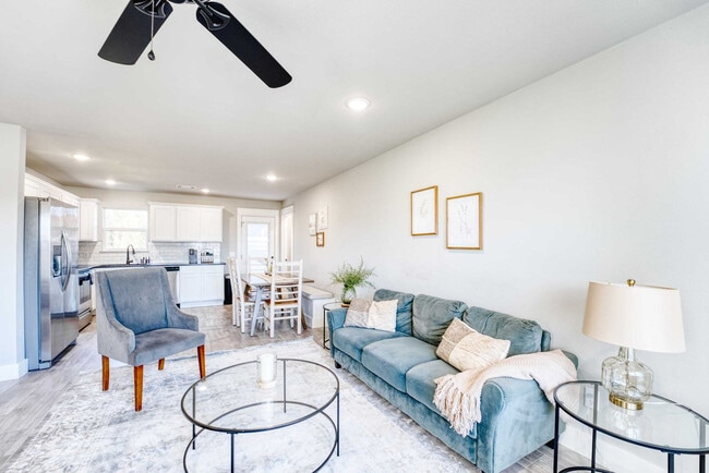 Building Photo - 214 NW L St