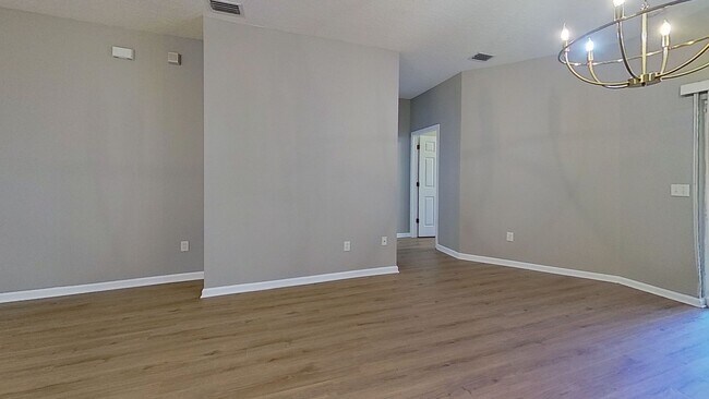 Foto del edificio - Renovated Condo in the heart of Mandarin