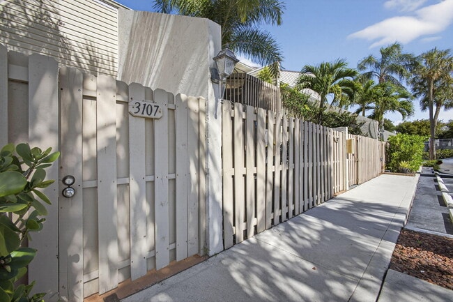 Foto del edificio - 612 Executive Center Dr