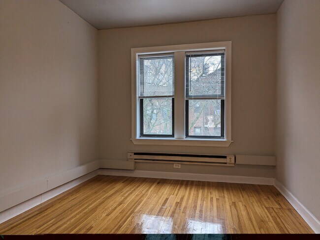 Foto del edificio - 3731 N Pine Grove Ave
