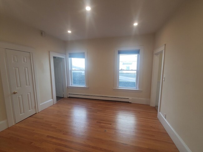 Building Photo - 586 Freeport St