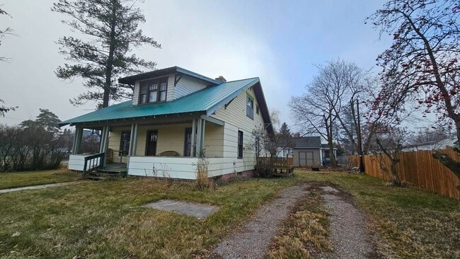 Foto del edificio - Large Corner Lot House