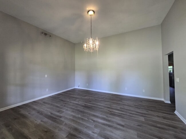 Building Photo - 615 5th Ave E