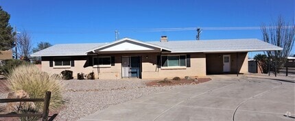 Building Photo - 2209 Golf Links Rd