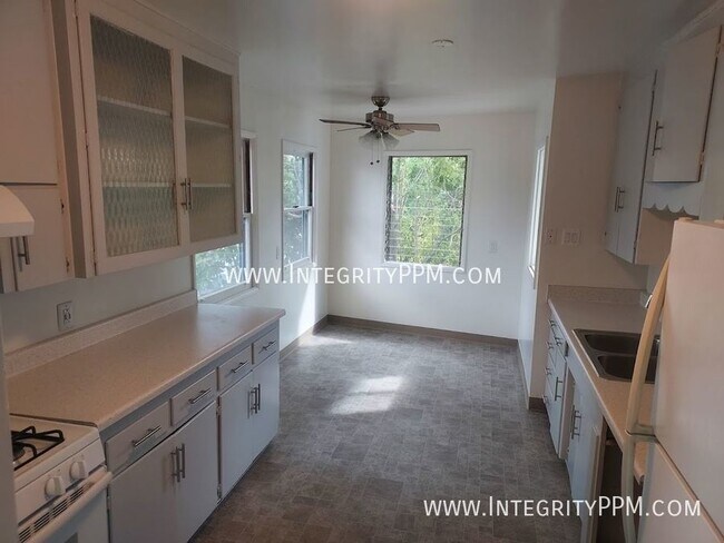 Foto del edificio - Great 3 bed 2 bath w/ garage Open House Sa...