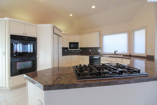 Foto del edificio - Huge 3 Bed/2.5 Bath Kennewick Home w/ a Pool!