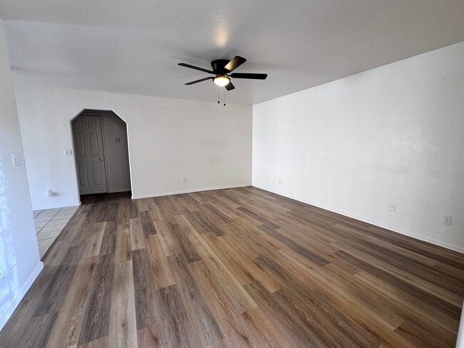 Building Photo - 6121 N Old McDonald Dr