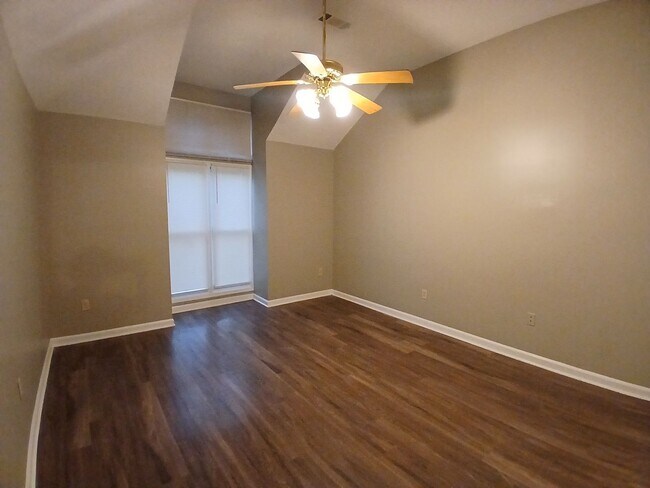 Building Photo - Modern Comfort in a Prime Location - Open To Section 8