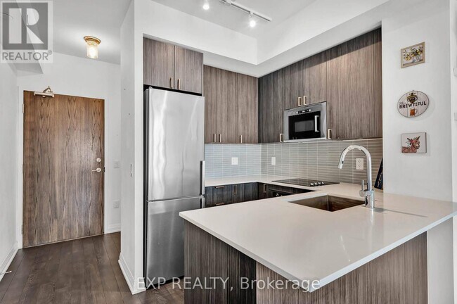 Building Photo - 727-799 EAGLE ROCK Way