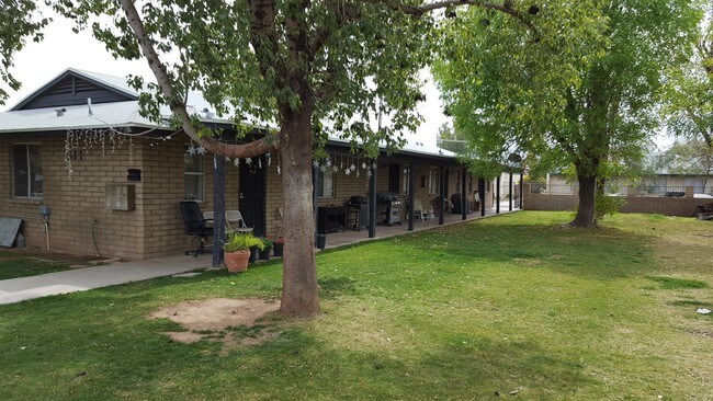 Foto del edificio - Well Stabilized 4 plex really good condition