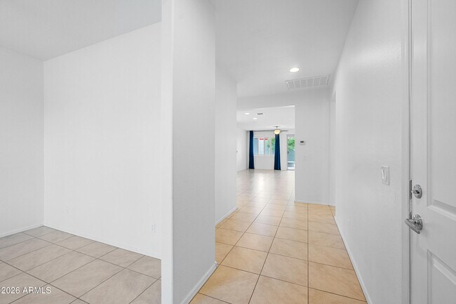 Building Photo - 2543 W Arroyo Way