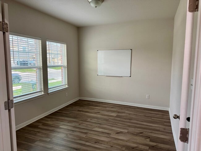 Building Photo - 109 Osier Pass