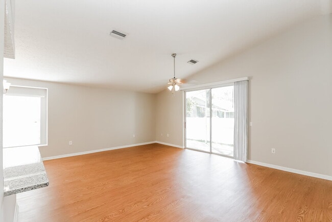 Building Photo - 11006 Kenmore Dr