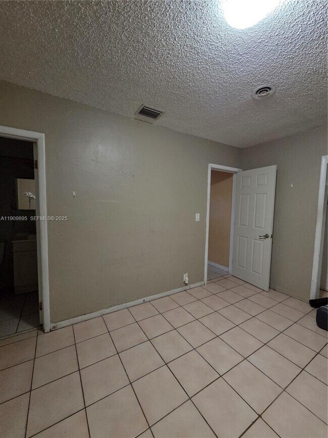 Foto del edificio - 12220 NE Miami Pl