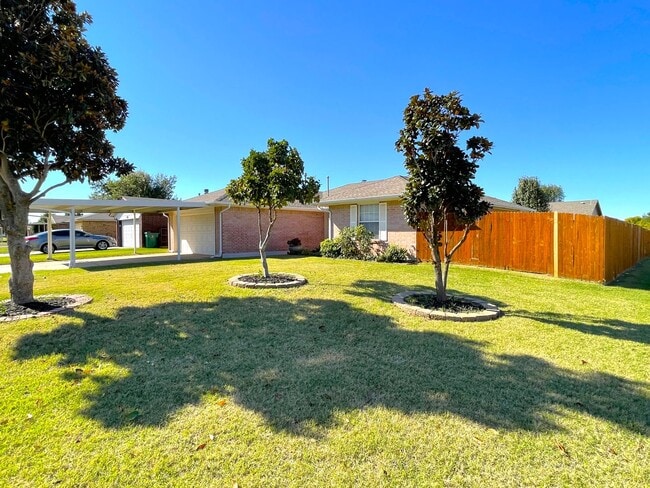 Foto del edificio - Charming 3BR, 2BA Gem in Yukon: Corner Lot...