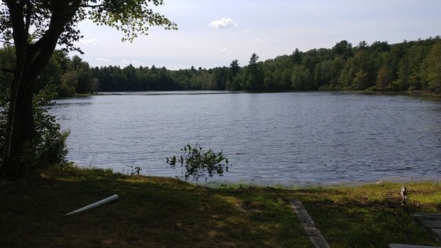 Foto del edificio - 36 Fisher Pond Rd
