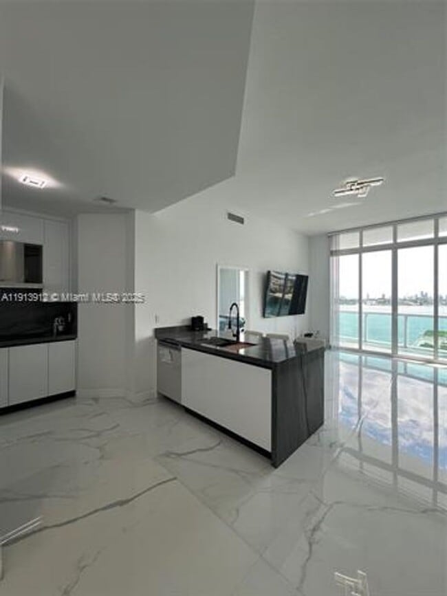 Building Photo - 7910 Harbor Island Dr