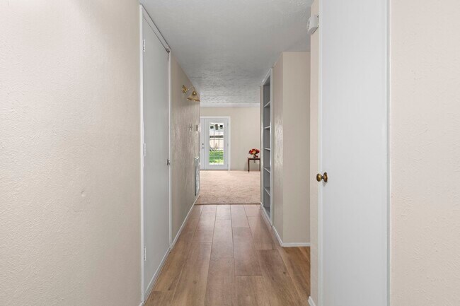 Building Photo - 2126 Turtle Creek Dr