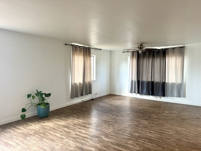 Building Photo - 290 E 400 S