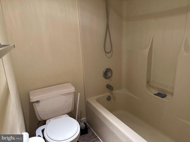 Building Photo - 1100 Waters Edge Dr