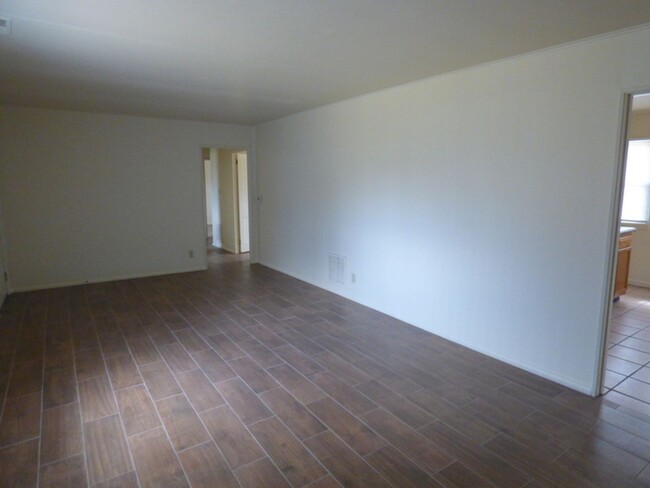 Building Photo - 1510 E Pettit Ave