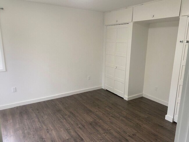 Building Photo - Remodeled 3 bed, 1 bath house with Large 2...