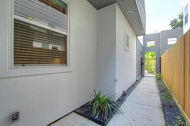 Foto del edificio - Stunning 3 Bedroom Townhome!