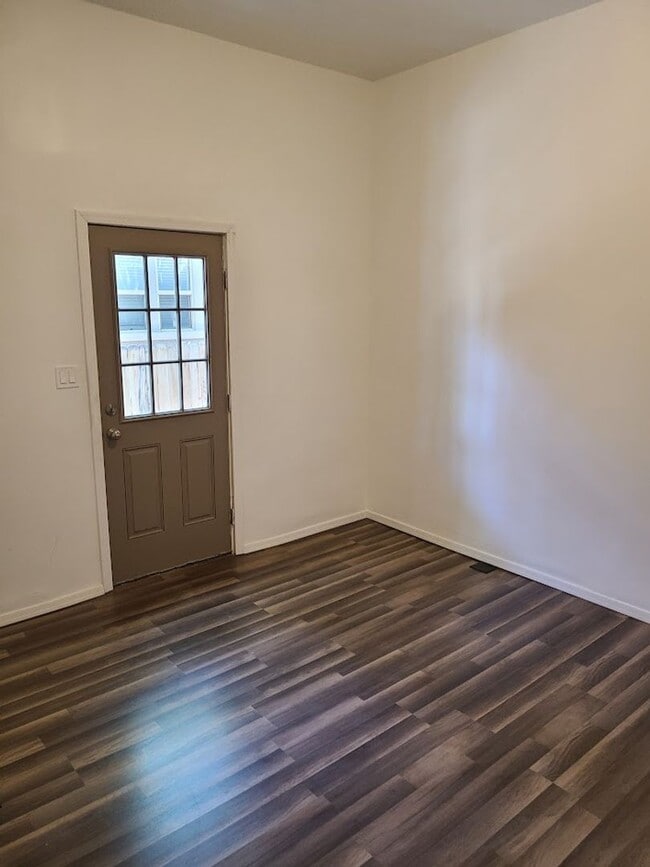 Building Photo - Close to Downtown Beautiful 2 bed 1 bath