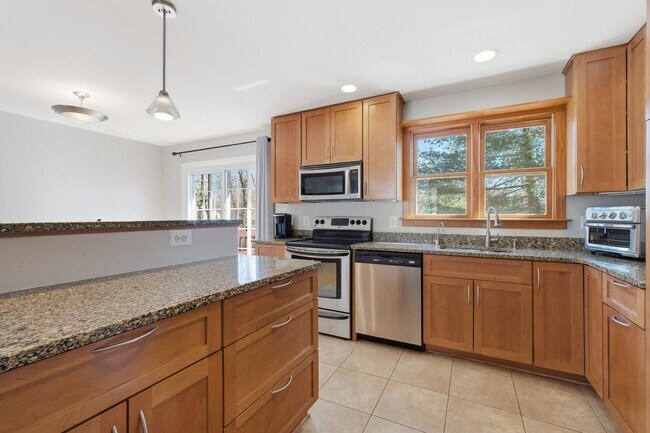 Foto del edificio - 5BR / 3BA Home with Flexible Living Space & Tree-Lined Views