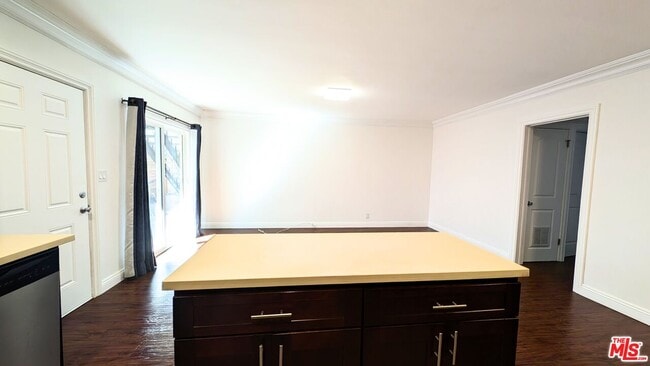 Foto del edificio - 1728 S Robertson Blvd