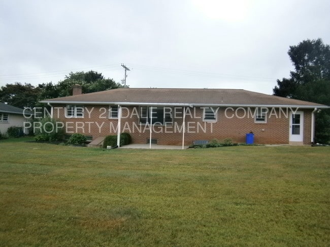 Building Photo - 2600 Sunset Ln