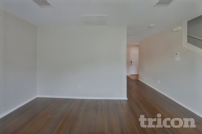 Building Photo - 1221 Dianthus Dr