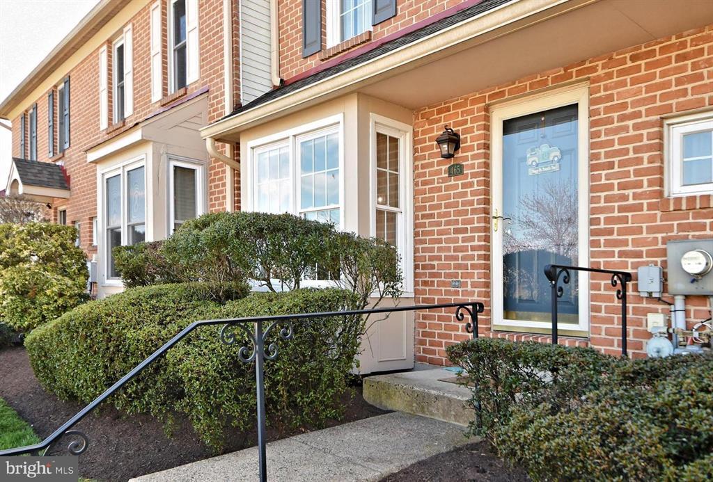 Front view - 465 Dalkeith Ct