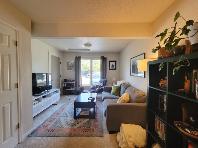 Foto del edificio - 128 Hoffman Dr