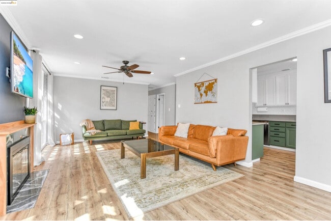 Building Photo - 2419 Erie Dr