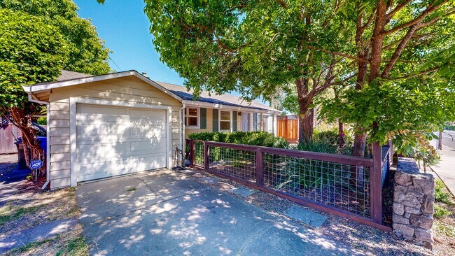 Building Photo - Bright Updated 2 Bedroom, 1 bath Home with...