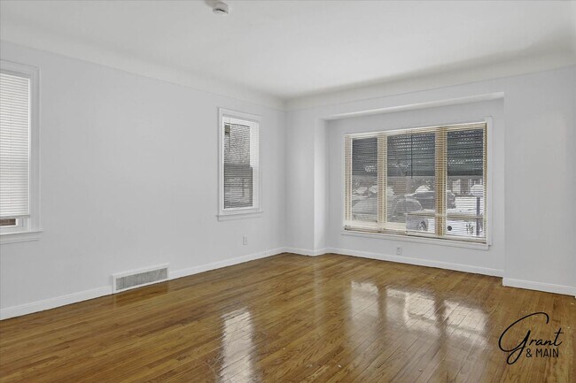 Foto del edificio - $1300 3 bedrooms