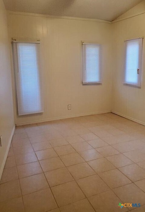 Building Photo - 100 Quail Run Rd