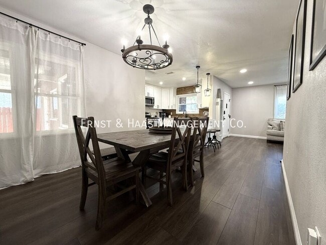 Building Photo - 1120 East E Street