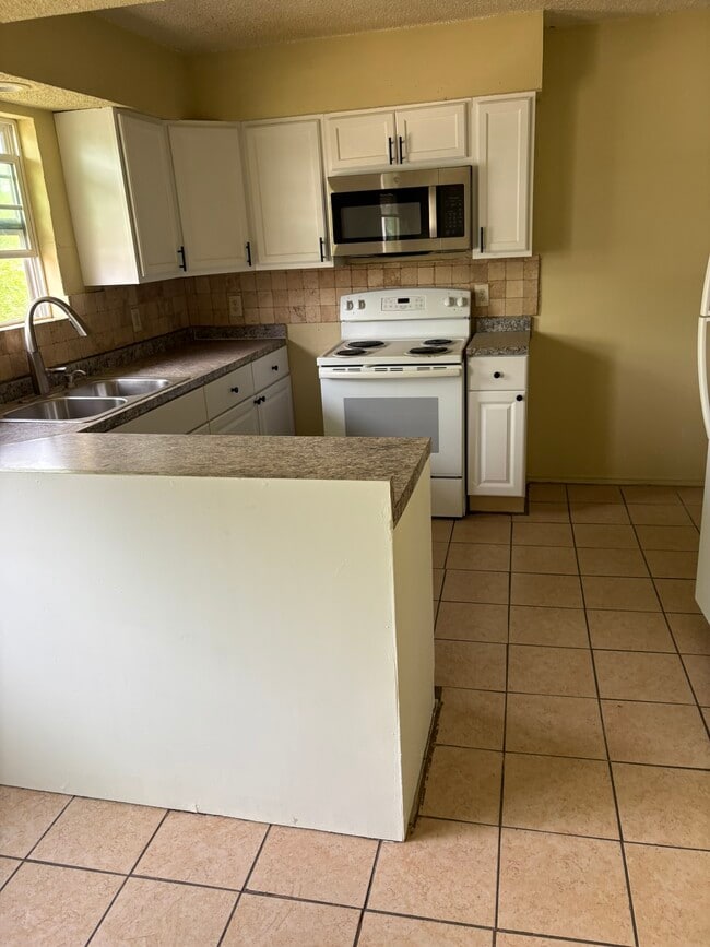 Kitchen view with stove and oven - 2828 Patricia Ln